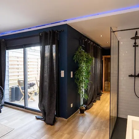 Capsule Temps Suspendu - Balneo, Cinema & Billard Apartman *