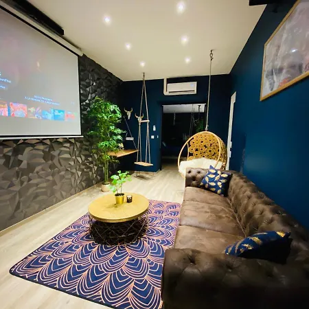 Capsule Temps Suspendu - Balneo, Cinema & Billard Apartman *