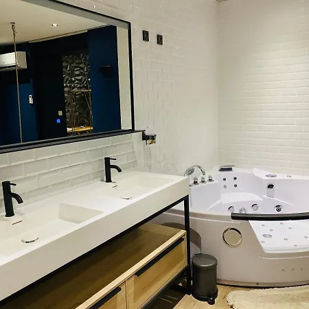 Capsule Temps Suspendu - Balneo, Cinema & Billard Apartman *